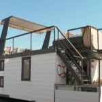 Cazări inedite pe litoralul din România. Cât costă o noapte într-o căsuță plutitoare sau într-un hotel în stil japonez