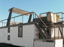 Cazări inedite pe litoralul din România. Cât costă o noapte într-o căsuță plutitoare sau într-un hotel în stil japonez