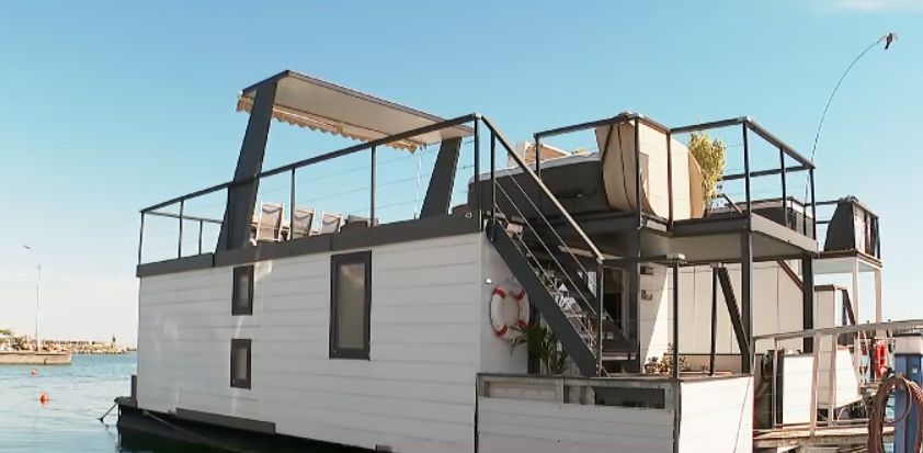 Cazări inedite pe litoralul din România. Cât costă o noapte într-o căsuță plutitoare sau într-un hotel în stil japonez