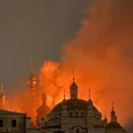 Atac aerian masiv cu rachete și drone asupra Kievului: 5 morți, 35 de răniți, o mănăstire și un bloc au luat foc (Video)