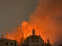 Atac aerian masiv cu rachete și drone asupra Kievului: 5 morți, 35 de răniți, o mănăstire și un bloc au luat foc (Video)