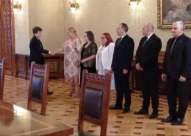 Șoșoacă cere negocieri „și o lună, și două, și trei”, vrea ca Nicușor Dan să-și dea demisia și să nu se mai ia "ordine" de la Tel Aviv, Bruxelles sau Washington