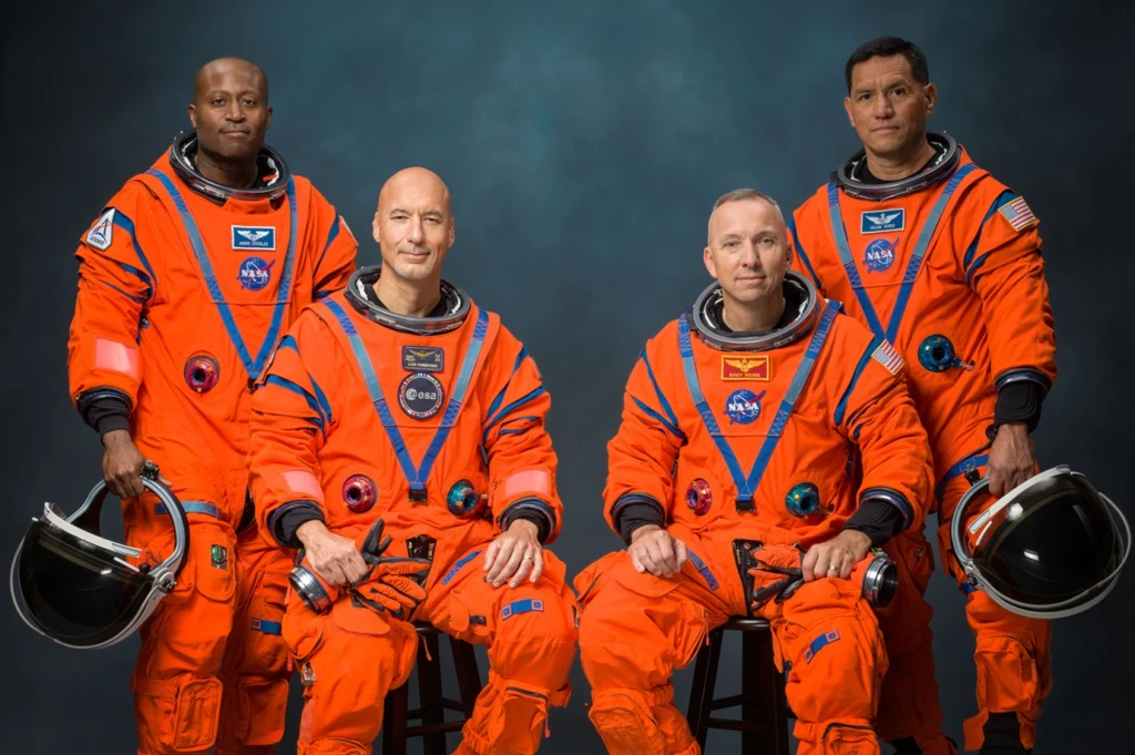 NASA a ales echipajul care va deschide drumul către următoarea aselenizare (Video)