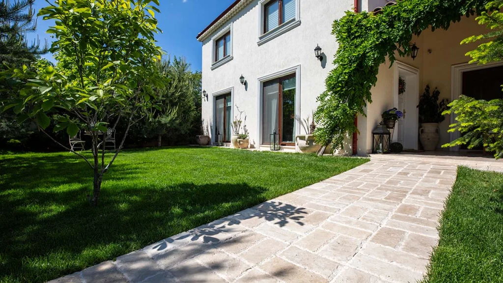Fațade cu personalitate: cum poate piatra decorativă să schimbe arhitectura unei case