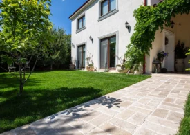 Fațade cu personalitate: cum poate piatra decorativă să schimbe arhitectura unei case