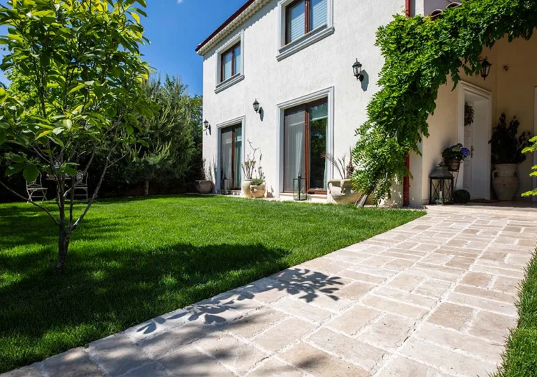 Fațade cu personalitate: cum poate piatra decorativă să schimbe arhitectura unei case