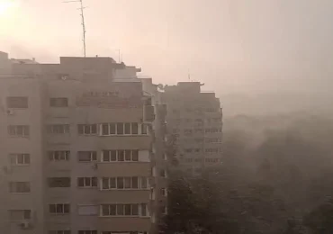După caniculă, furtunile fac ravagii. Un om a murit în Ilfov, după ce un copac a căzut peste o mașină aflată în mers (Foto&Video)