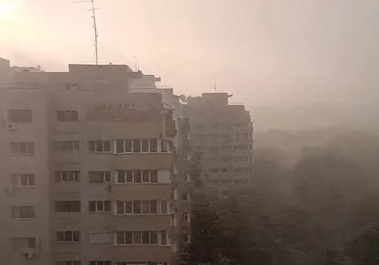 După caniculă, furtunile au lovit puternic. Un om a murit în Ilfov, 144 de copaci căzuți și 26 de mașini avariate (Foto&Video)