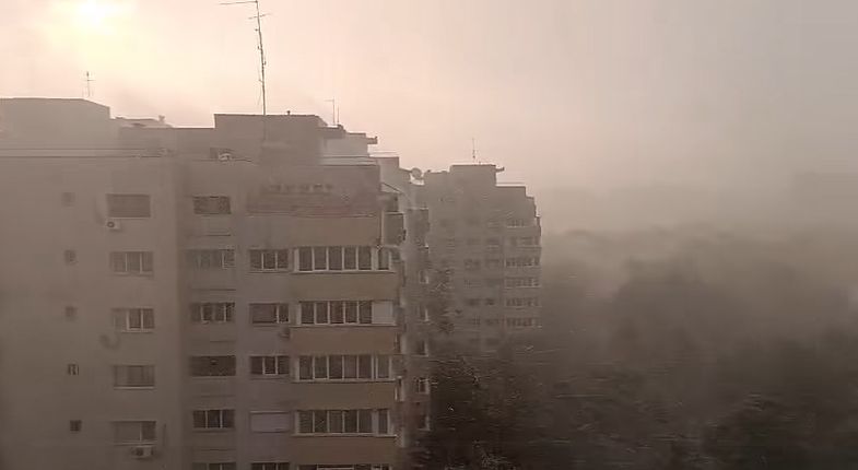 După caniculă, furtunile au lovit puternic. Un om a murit în Ilfov, 144 de copaci căzuți și 26 de mașini avariate (Foto&Video)