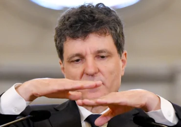 Un președinte izolat și debusolat sau un magician cu un plan? Nicușor Dan, o enigmă pentru alegătorii săi