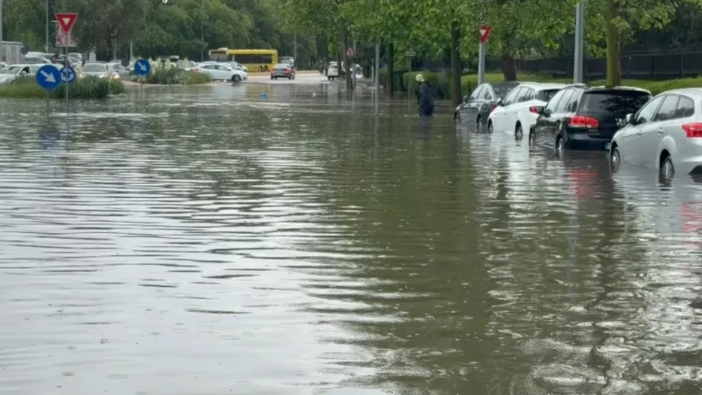 Precipitații extreme în două județe: peste 200 l/mp în 24 de ore. Riscul de inundații rămâne ridicat