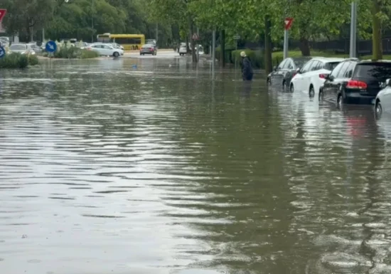Precipitații extreme în două județe: peste 200 l/mp în 24 de ore. Riscul de inundații rămâne ridicat