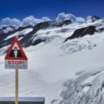Canicula topește într-un ritm alarmant ghețarii elvețieni. Zăpada acumulată peste iarnă va dispărea complet până luni