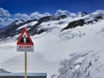 Canicula topește într-un ritm alarmant ghețarii elvețieni. Zăpada acumulată peste iarnă va dispărea complet până luni
