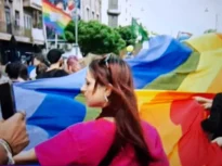 Marșul Bucharest Pride al comunității LGBT a început în Piața Victoriei din București/ Participanții se îndreaptă spre Bulevardul Națiunile Unite și Parcul Izvor, unde va avea loc un concert/ Înainte, „Marșul Normalității”, „orchestrat” de Diana Șoșoacă