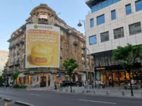 Cum ajunge un mesh ilegal să producă bani, ani la rând, pe Calea Victoriei. Motivul halucinant pentru care polițiștii nu-l dau jos nici acum