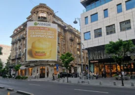 Cum ajunge un mesh ilegal să producă bani, ani la rând, pe Calea Victoriei. Motivul halucinant pentru care polițiștii nu-l dau jos nici acum