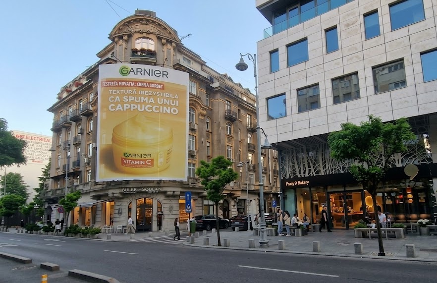 Cum ajunge un mesh ilegal să producă bani, ani la rând, pe Calea Victoriei. Motivul halucinant pentru care polițiștii nu-l dau jos nici acum