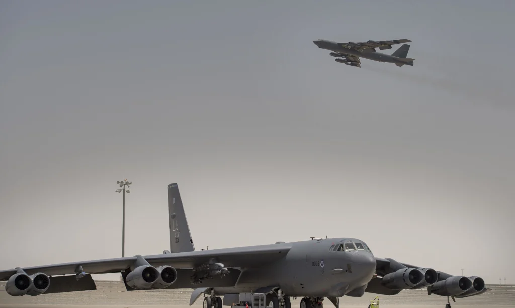 Opt morți după prăbușirea unui bombardier strategic B-52 la o bază militară din California
