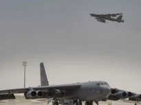 Opt morți după prăbușirea unui bombardier strategic B-52 la o bază militară din California