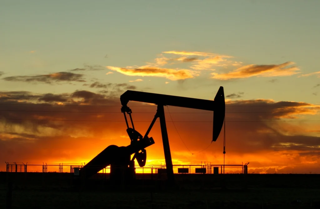Prețul petrolului a ajuns la cel mai scăzut nivel de dinaintea războiului din Iran
