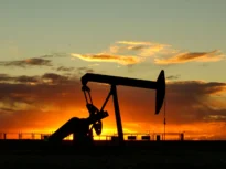 Prețul petrolului a ajuns la cel mai scăzut nivel de dinaintea războiului din Iran