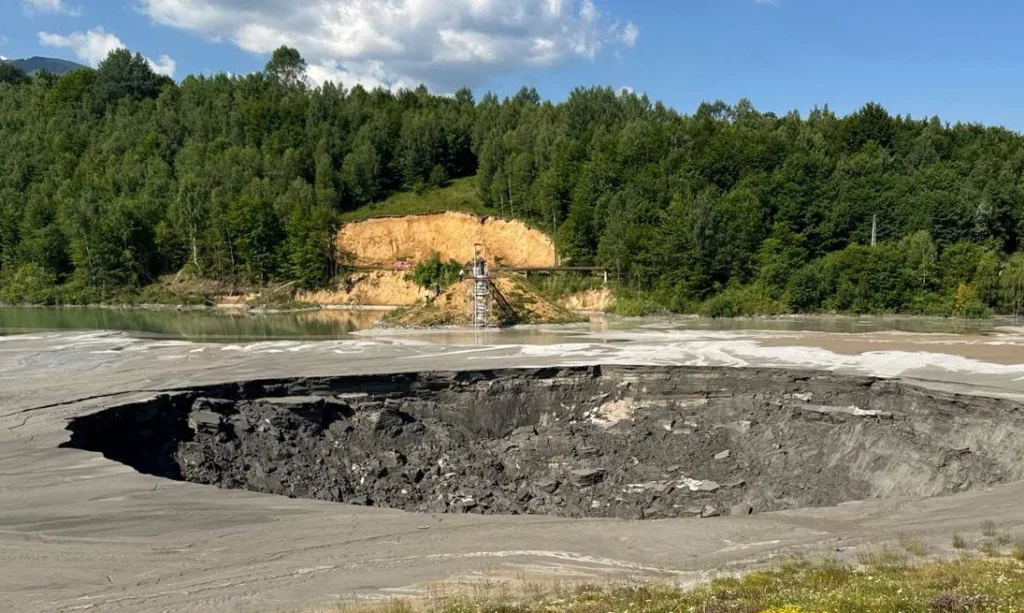 Poluare masivă pe Defileul Jiului, după o avarie la un depozit de zgură. A apărut și un crater uriaș. Avertisment pentru turiști și pescari (Foto&Video)