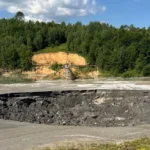 Poluare masivă pe Defileul Jiului, după o avarie la un depozit de zgură. A apărut și un crater uriaș. Avertisment pentru turiști și pescari (Foto&Video)