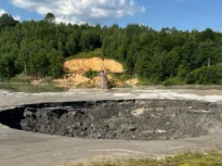 Poluare masivă pe Defileul Jiului, după o avarie la un depozit de zgură. A apărut și un crater uriaș. Avertisment pentru turiști și pescari (Foto&Video)