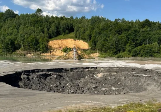 Poluare masivă pe Defileul Jiului, după o avarie la un depozit de zgură. A apărut și un crater uriaș. Avertisment pentru turiști și pescari (Foto&Video)
