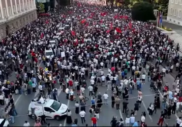 „Revoluția Flamingo” continuă în Albania: Mii de oameni contestă în stradă proiectul de lux asociat familiei Trump (Video)
