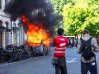 Protest violent la Geneva înainte de G7. Manifestanții au spart ferestre și au incendiat o Tesla (Video)