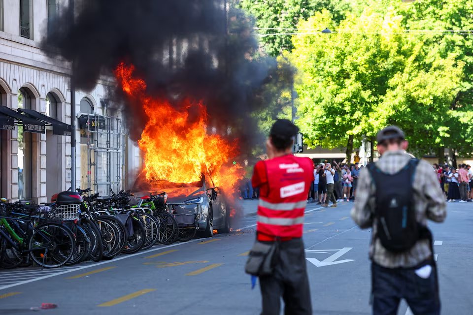 Protest violent la Geneva înainte de G7. Manifestanții au spart ferestre și au incendiat o Tesla (Video)