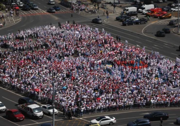 Angajații din sănătate s-au dus sub geamul lui Bolojan: Nu vă bateți joc de noi, muncim unul pentru doi! (Foto)
