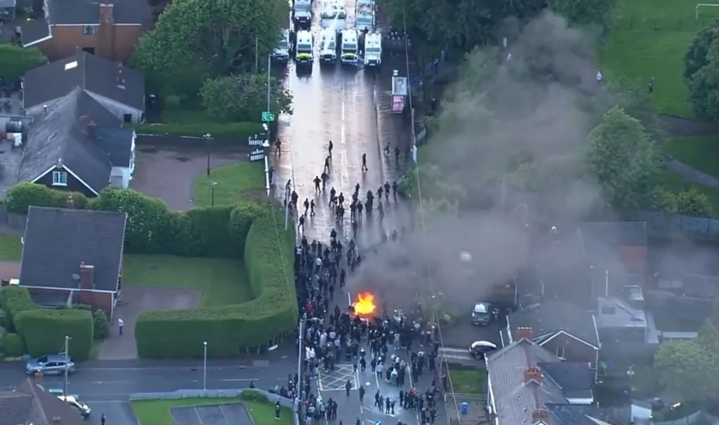 Haos la Belfast după revoltele anti-imigrație: Poliția a folosit tunuri cu apă pentru dispersarea mulțimii (Video)