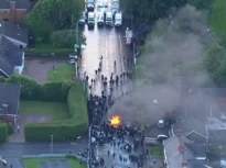 Haos la Belfast după revoltele anti-imigrație: Poliția a folosit tunuri cu apă pentru dispersarea mulțimii (Video)