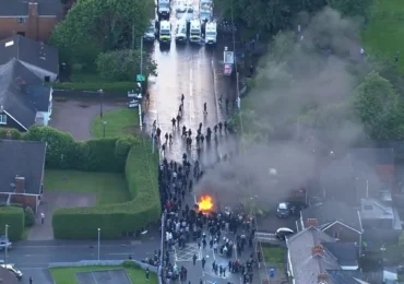 Haos la Belfast după revoltele anti-imigrație: Poliția a folosit tunuri cu apă pentru dispersarea mulțimii (Video)
