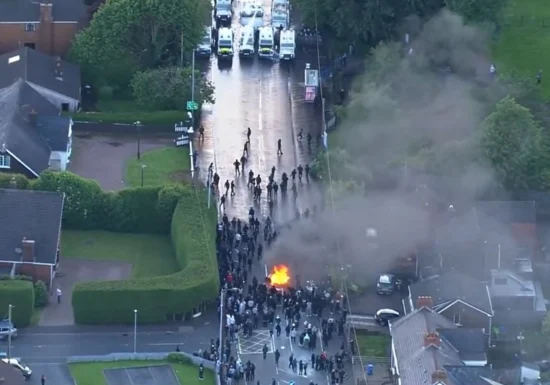Haos la Belfast după revoltele anti-imigrație: Poliția a folosit tunuri cu apă pentru dispersarea mulțimii (Video)