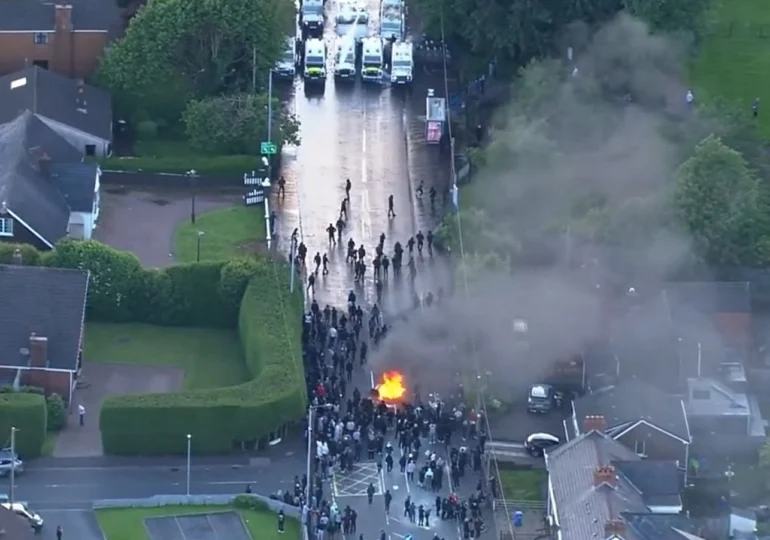 Haos la Belfast după revoltele anti-imigrație: Poliția a folosit tunuri cu apă pentru dispersarea mulțimii (Video)