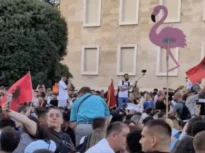 „Revoluția flamingo” zguduie o țară europeană. Tinerii ies în stradă împotriva unui proiect de lux, în care ginerele lui Trump vrea să bage 4 miliarde de euro (Video)