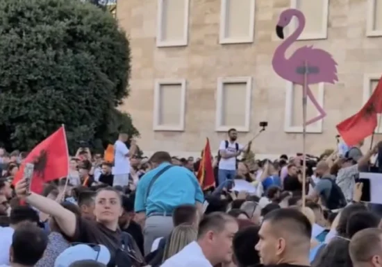 „Revoluția flamingo” zguduie o țară europeană. Tinerii ies în stradă împotriva unui proiect de lux, în care ginerele lui Trump vrea să bage 4 miliarde de euro (Video)