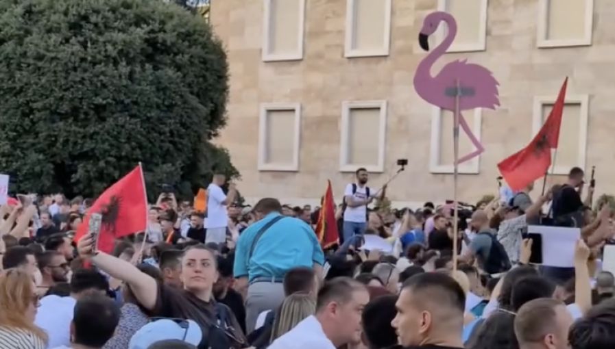 „Revoluția flamingo” zguduie o țară europeană. Tinerii ies în stradă împotriva unui proiect de lux, în care ginerele lui Trump vrea să bage 4 miliarde de euro (Video)