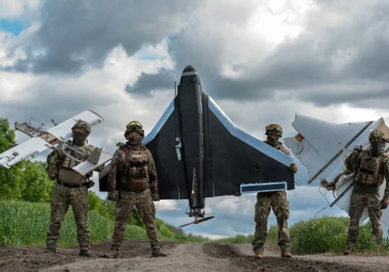 <span style="color:#990000;">Ziua 1588</span> Invazie de drone în Rusia, aeroporturi închise la Moscova. Zelenski râde de Putin. Legea junglei la cozile din benzinăriile ruse (Video)