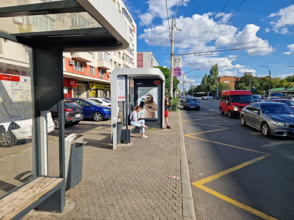 De ce ne topim vara, în stațiile de autobuz, în București? Cine și ce soluții propune. Cum au rezolvat-o alte mari orașe europene (Foto & Video)
