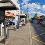 De ce ne topim vara, în stațiile de autobuz, în București? Cine și ce soluții propune. Cum au rezolvat-o alte mari orașe europene (Foto & Video)