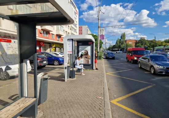 De ce ne topim vara, în stațiile de autobuz, în București? Cine și ce soluții propune. Cum au rezolvat-o alte mari orașe europene (Foto & Video)