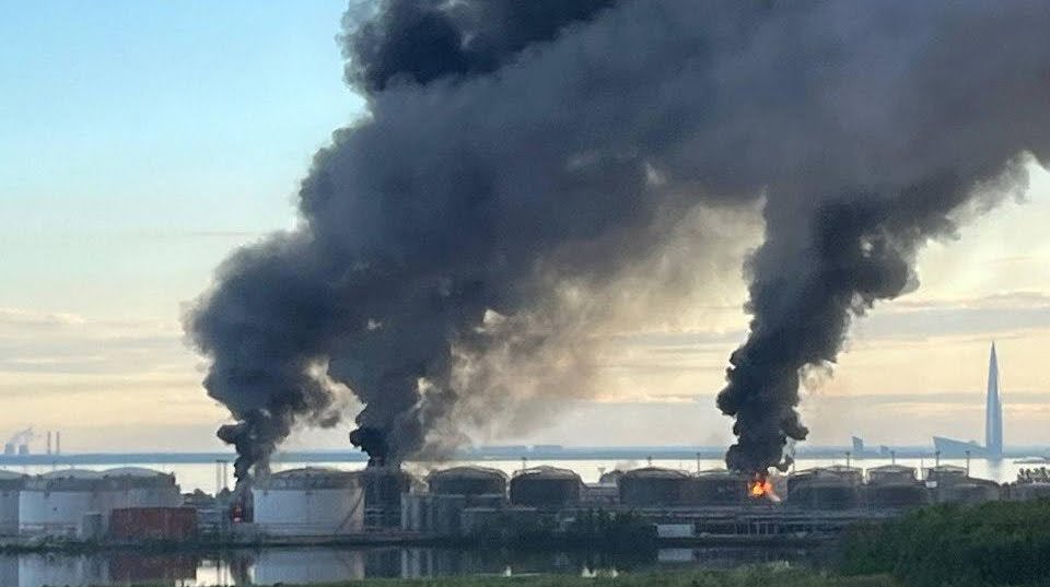 Ziua 1561 Incendii la un terminal petrolier și o uzină militară din Rusia (Video) Începe Forumul economic de la Sankt Petersburg. Ar putea participa și frații Tate