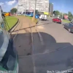 Momentul în care două tramvaie se ciocnesc în intersecția de la Obor: „Aveam verde!” – „N-aveai verde, că era poliția!” (Video)