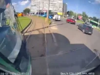 Momentul în care două tramvaie se ciocnesc în intersecția de la Obor: „Aveam verde!” – „N-aveai verde, că era poliția!” (Video)