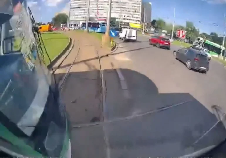 Momentul în care două tramvaie se ciocnesc în intersecția de la Obor: „Aveam verde!” - „N-aveai verde, că era poliția!” (Video)